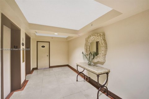 Copropriété à vendre à Surfside, Floride: 1 chambre, 84.08 m2 № 1752520 - photo 20
