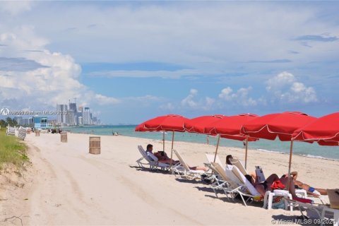 Copropriété à vendre à Surfside, Floride: 1 chambre, 84.08 m2 № 1752520 - photo 24