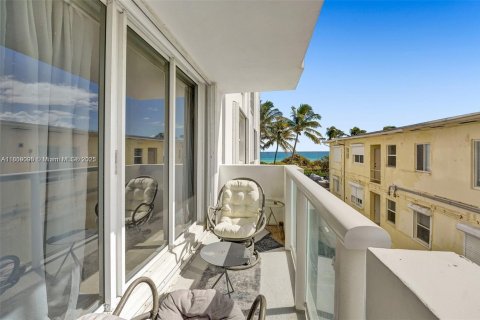 Copropriété à vendre à Surfside, Floride: 1 chambre, 84.08 m2 № 1752520 - photo 17