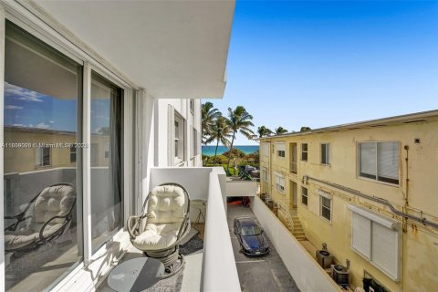 Copropriété à vendre à Surfside, Floride: 1 chambre, 84.08 m2 № 1752520 - photo 18