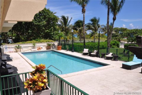 Copropriété à vendre à Surfside, Floride: 1 chambre, 84.08 m2 № 1752520 - photo 22