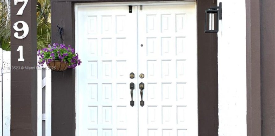 Дом в Майами, Флорида 3 спальни, 126.72м2 № 1973113