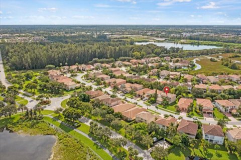 House in Wellington, Florida 4 bedrooms, 239.13 sq.m. № 759039 - photo 1
