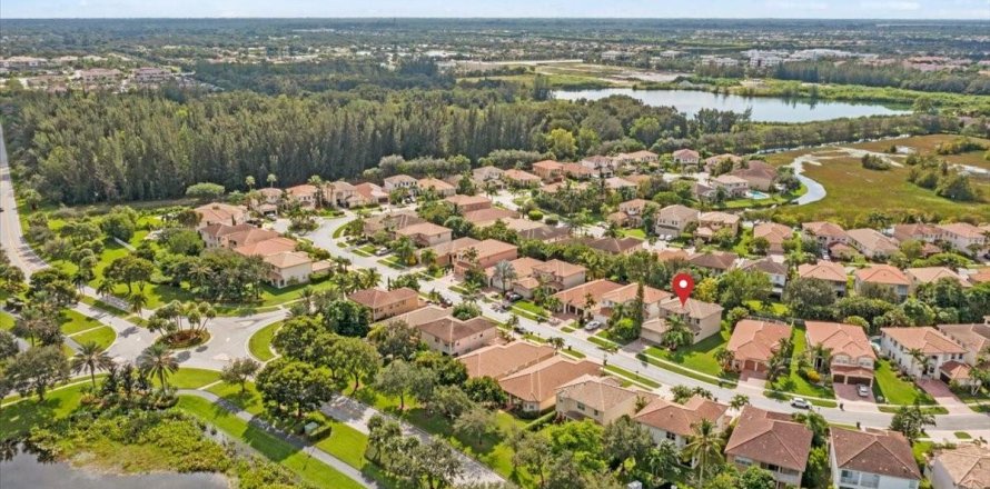 House in Wellington, Florida 4 bedrooms, 239.13 sq.m. № 759039