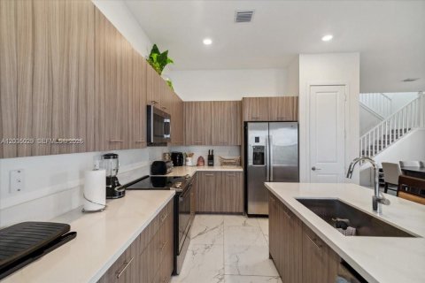 House in Miramar, Florida 5 bedrooms, 337.51 sq.m. № 2244016 - photo 10