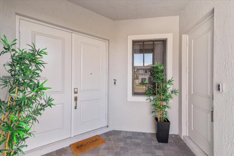 House in Miramar, Florida 5 bedrooms, 337.51 sq.m. № 2244016 - photo 4