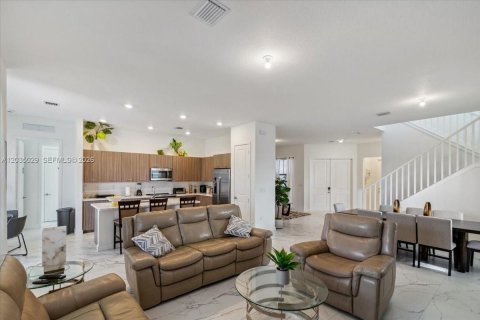 House in Miramar, Florida 5 bedrooms, 337.51 sq.m. № 2244016 - photo 13