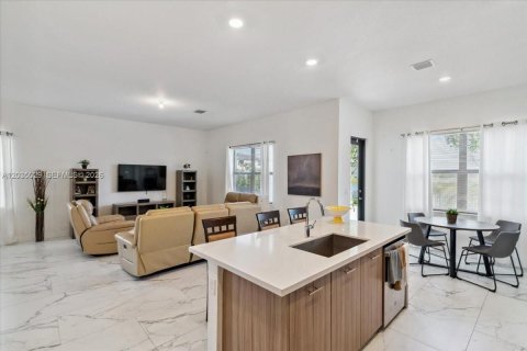 House in Miramar, Florida 5 bedrooms, 337.51 sq.m. № 2244016 - photo 7