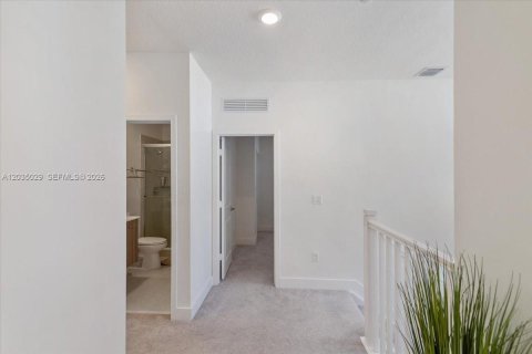 House in Miramar, Florida 5 bedrooms, 337.51 sq.m. № 2244016 - photo 17