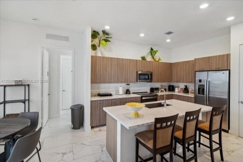 House in Miramar, Florida 5 bedrooms, 337.51 sq.m. № 2244016 - photo 9