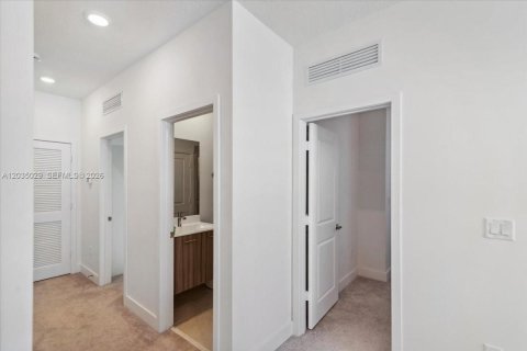 House in Miramar, Florida 5 bedrooms, 337.51 sq.m. № 2244016 - photo 30