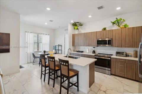 House in Miramar, Florida 5 bedrooms, 337.51 sq.m. № 2244016 - photo 12
