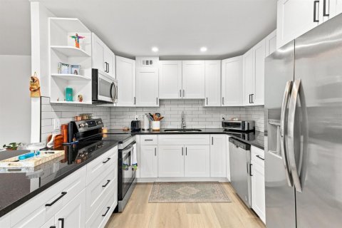 Condo in Deerfield Beach, Florida, 2 bedrooms  № 2286830 - photo 3