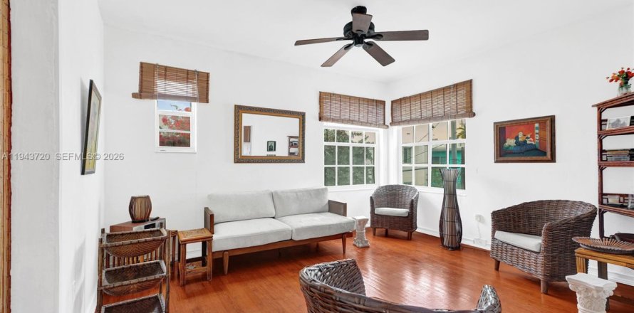 Condominio en Miami Beach, Florida, 2 dormitorios № 2090623