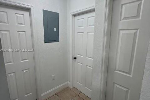 Immobilier commercial à vendre à Miami, Floride: 167.97 m2 № 2183539 - photo 10