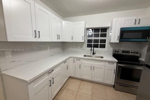 Immobilier commercial à vendre à Miami, Floride: 167.97 m2 № 2183539 - photo 2