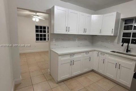 Immobilier commercial à vendre à Miami, Floride: 167.97 m2 № 2183539 - photo 3