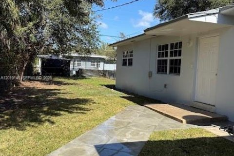 Propiedad comercial en Miami, Florida 167.97 m2 № 2183539