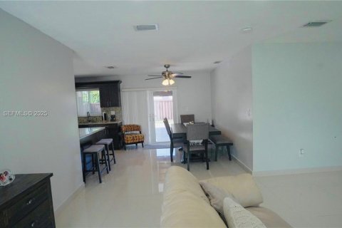 Casa en venta en Homestead, Florida, 3 dormitorios, 140.75 m2 № 1984661 - foto 3