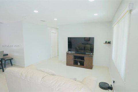 Casa en venta en Homestead, Florida, 3 dormitorios, 140.75 m2 № 1984661 - foto 4