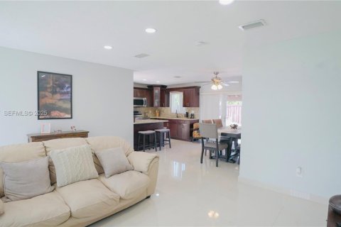 Casa en venta en Homestead, Florida, 3 dormitorios, 140.75 m2 № 1984661 - foto 5