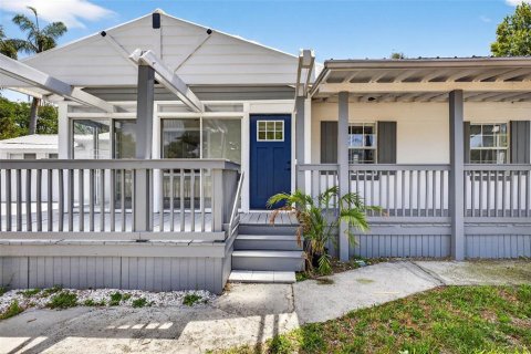 House in Tampa, Florida 6 bedrooms, 193.98 sq.m. № 2167261