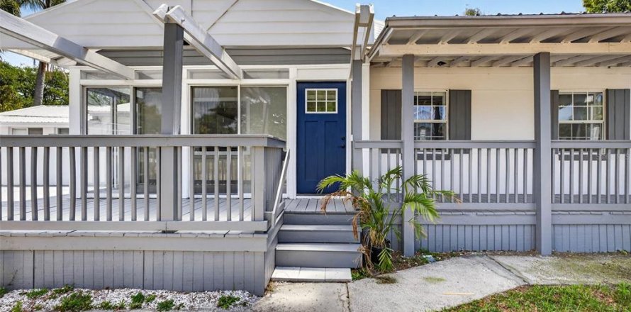 House in Tampa, Florida 6 bedrooms, 193.98 sq.m. № 2167261