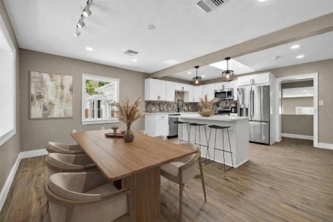 House in Tampa, Florida 6 bedrooms, 193.98 sq.m. № 2167261 - photo 8