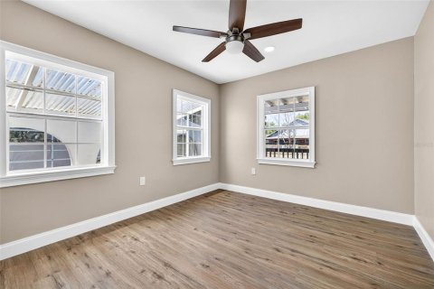 House in Tampa, Florida 6 bedrooms, 193.98 sq.m. № 2167261 - photo 14