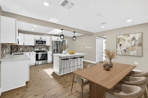 House in Tampa, Florida 6 bedrooms, 193.98 sq.m. № 2167261 - photo 7