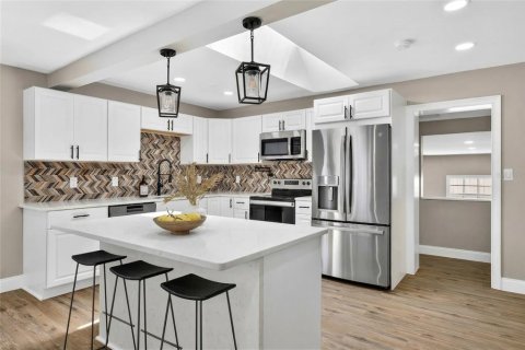 House in Tampa, Florida 6 bedrooms, 193.98 sq.m. № 2167261 - photo 6