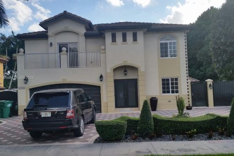 Купить виллу или дом в Майами, Флорида 4 спальни, 253.9м2, № 1934987 - фото 1