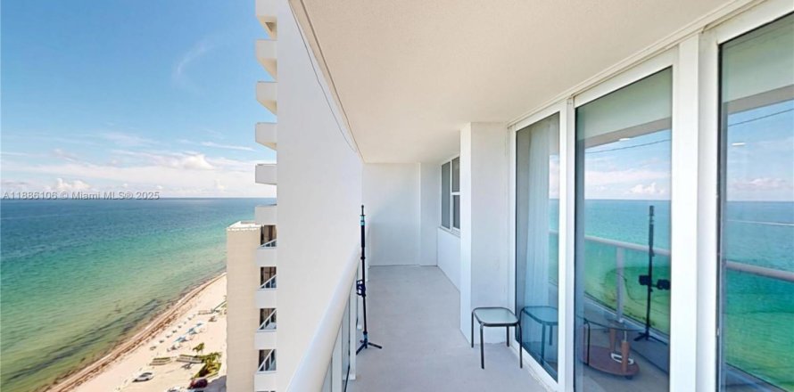 Condo in Hallandale Beach, Florida, 2 bedrooms № 1933066