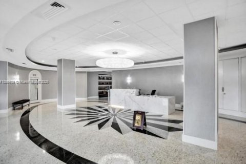 Condo in Hallandale Beach, Florida, 2 bedrooms № 1933066 - photo 17