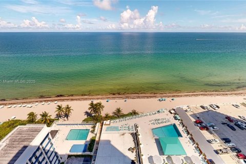 Condo in Hallandale Beach, Florida, 2 bedrooms № 1933066 - photo 16