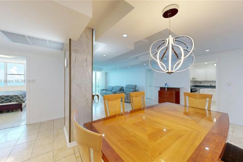 Condo in Hallandale Beach, Florida, 2 bedrooms № 1933066 - photo 9