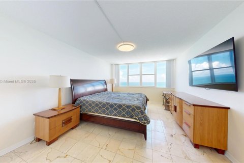 Condo in Hallandale Beach, Florida, 2 bedrooms № 1933066 - photo 11