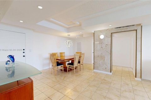 Condo in Hallandale Beach, Florida, 2 bedrooms № 1933066 - photo 8
