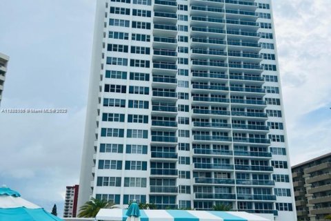 Condo in Hallandale Beach, Florida, 2 bedrooms № 1933066 - photo 19