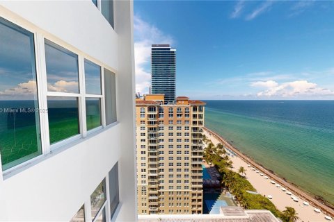 Condo in Hallandale Beach, Florida, 2 bedrooms № 1933066 - photo 2