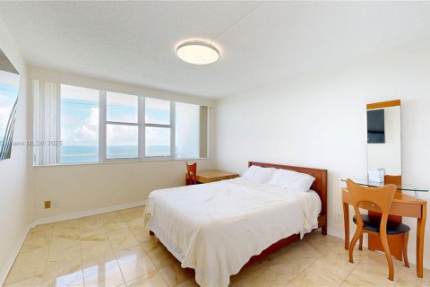 Condo in Hallandale Beach, Florida, 2 bedrooms № 1933066 - photo 12
