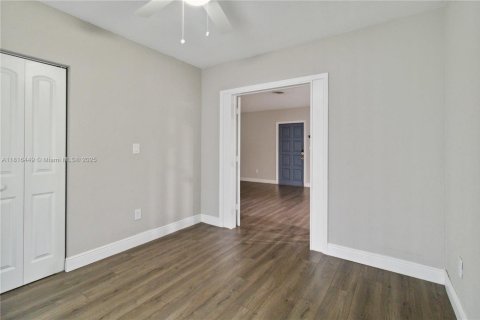 House in Homestead, Florida 4 bedrooms, 126.72 sq.m. № 1770281 - photo 25