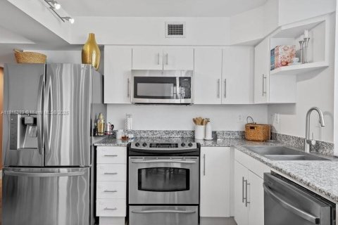 Condo in Miami Beach, Florida, 2 bedrooms  № 1766855 - photo 11