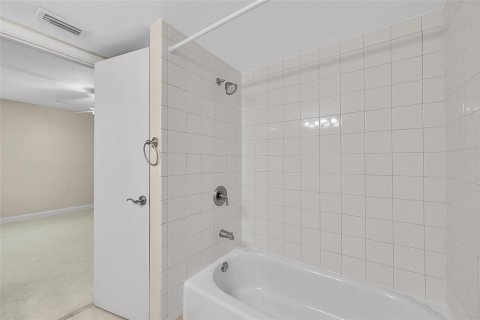 Снять в аренду кондоминиум в Корал-Спрингс, Флорида 3 комнаты, 78.97м2, № 2260643 - фото 21