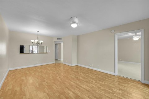 Снять в аренду кондоминиум в Корал-Спрингс, Флорида 3 комнаты, 78.97м2, № 2260643 - фото 11