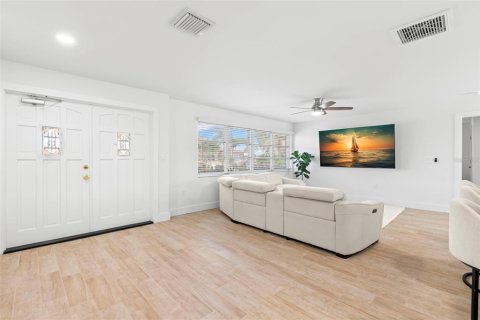 House in Treasure Island, Florida 3 bedrooms, 149.11 sq.m. № 1909962 - photo 7
