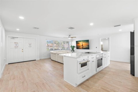 House in Treasure Island, Florida 3 bedrooms, 149.11 sq.m. № 1909962 - photo 13