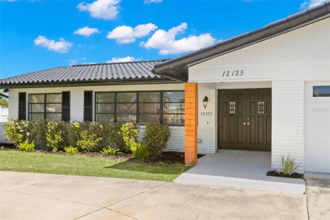 House in Treasure Island, Florida 3 bedrooms, 149.11 sq.m. № 1909962 - photo 6