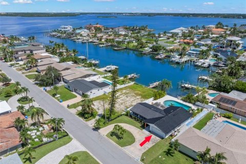 House in Treasure Island, Florida 3 bedrooms, 149.11 sq.m. № 1909962 - photo 1