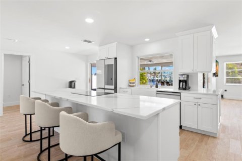House in Treasure Island, Florida 3 bedrooms, 149.11 sq.m. № 1909962 - photo 12